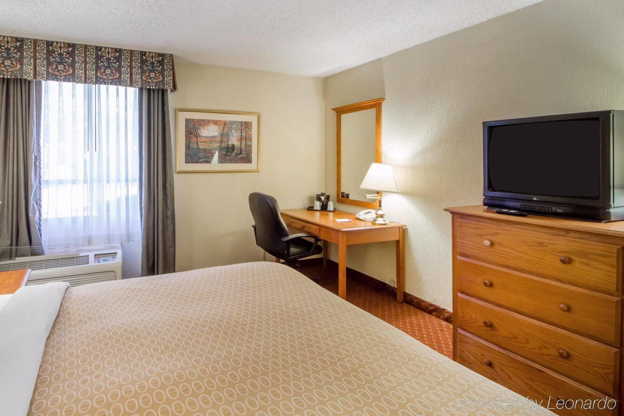 Clarion Inn Tulsa International Airport Exterior photo