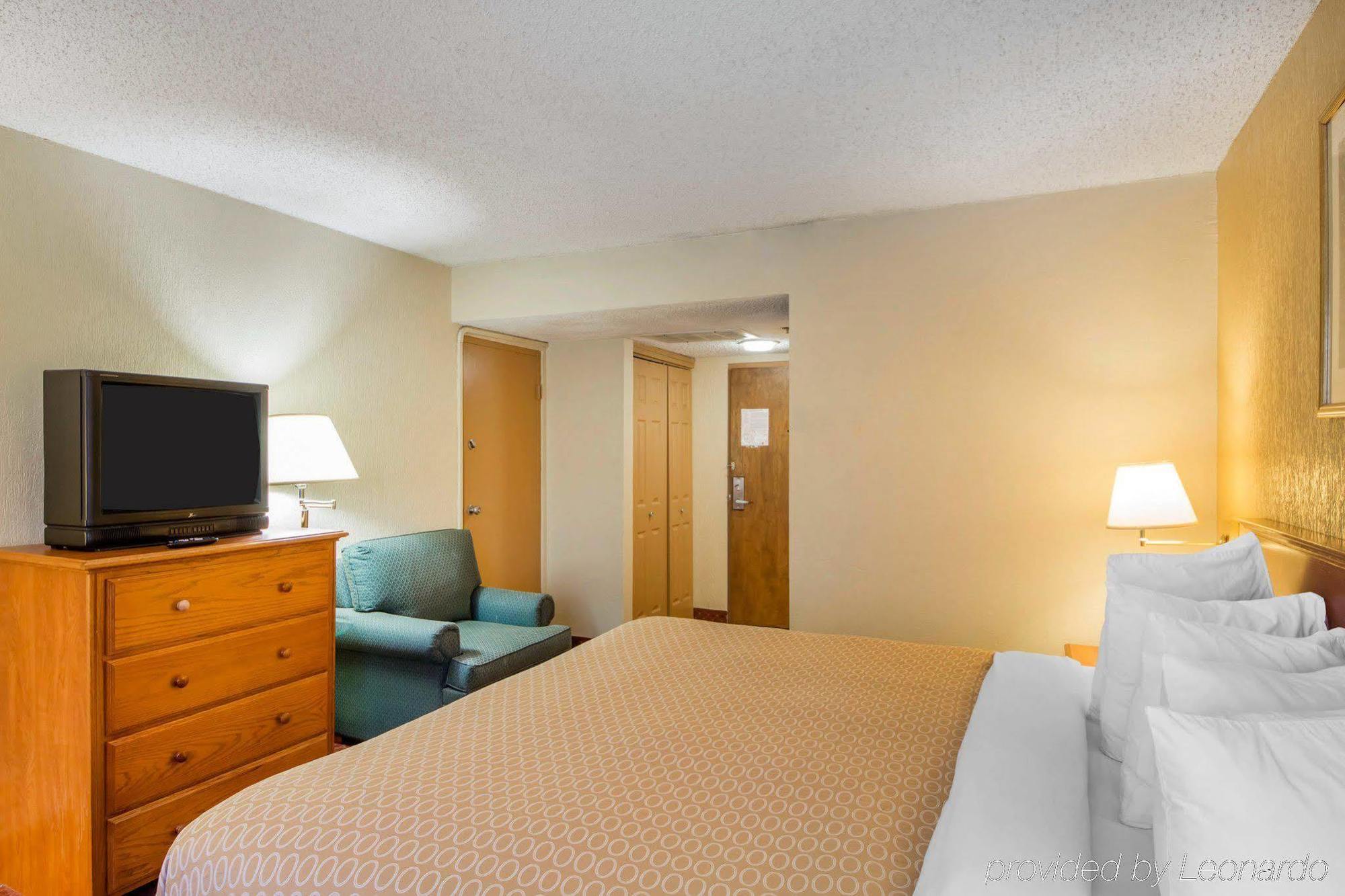 Clarion Inn Tulsa International Airport Exterior photo