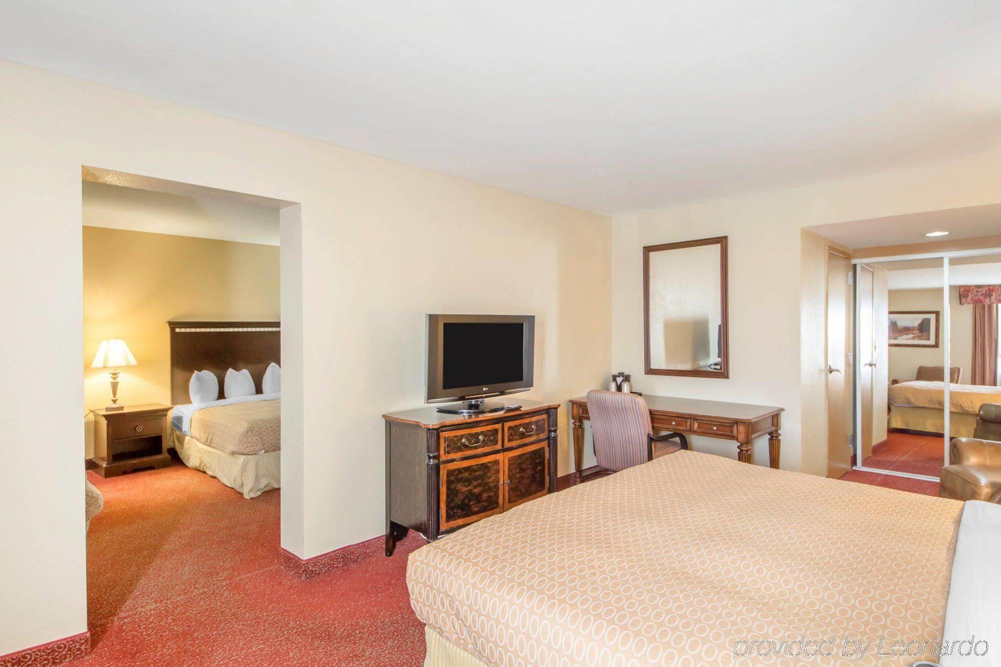 Clarion Inn Tulsa International Airport Exterior photo
