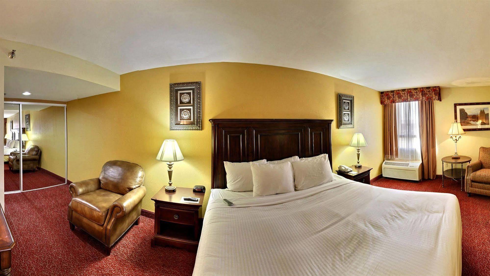 Clarion Inn Tulsa International Airport Exterior photo