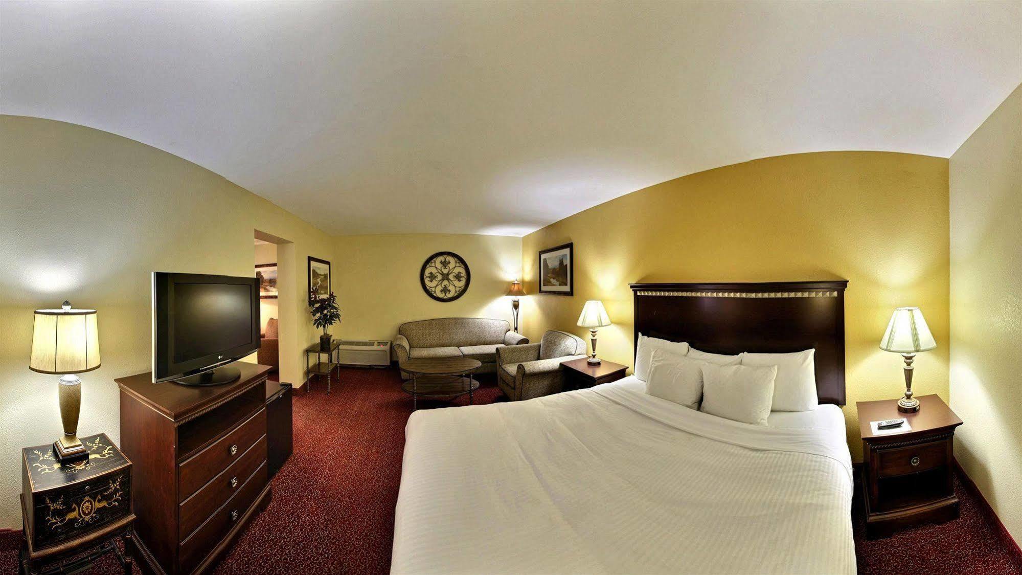 Clarion Inn Tulsa International Airport Exterior photo